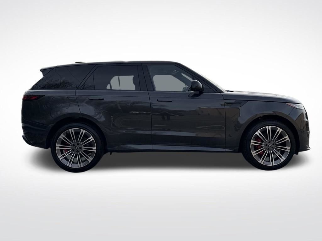 Used 2023 Gray Land Rover SE Dynamic image 4