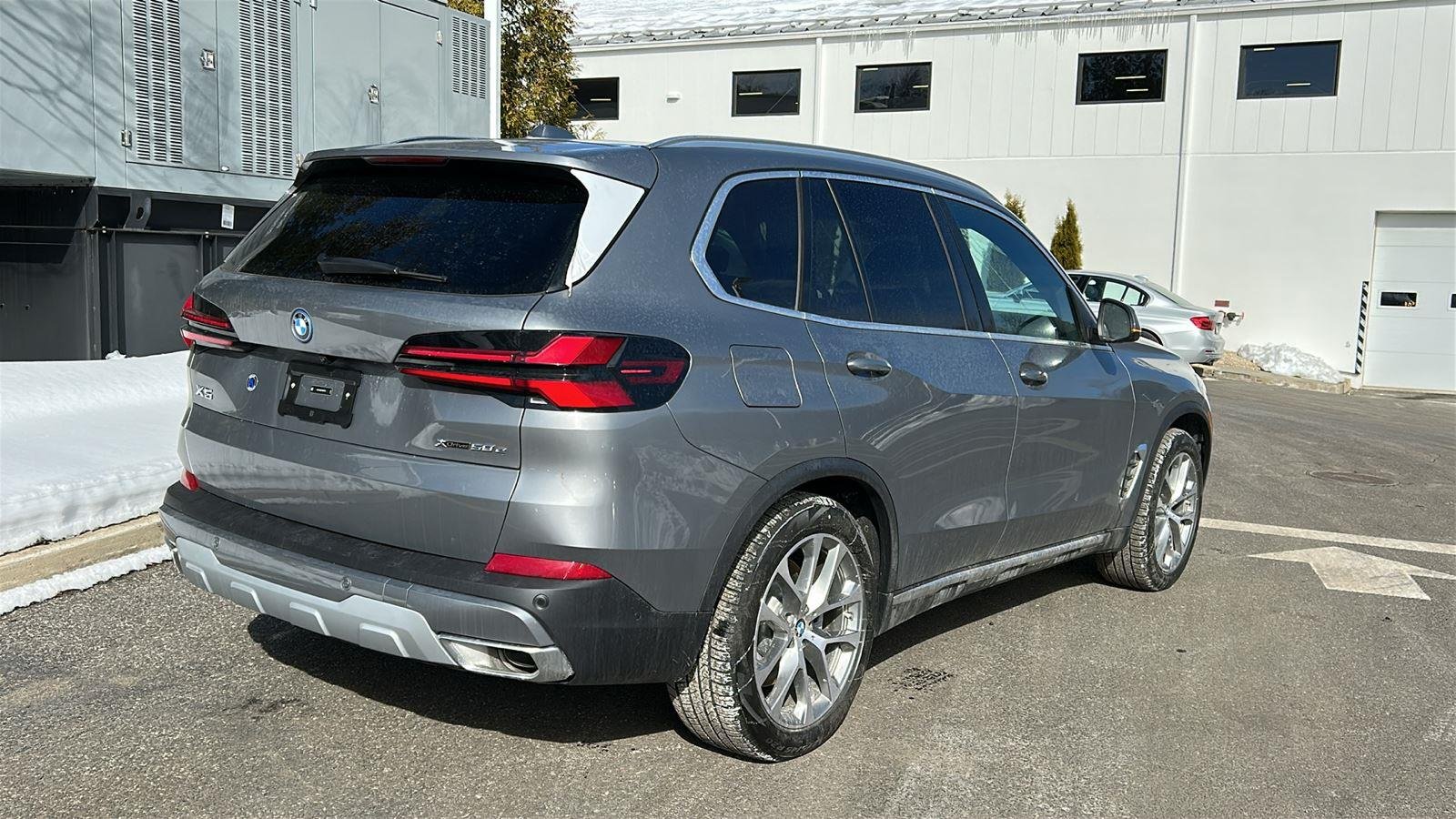 New 2026 Skyscraper Grey Metallic BMW xDrive50e image 7