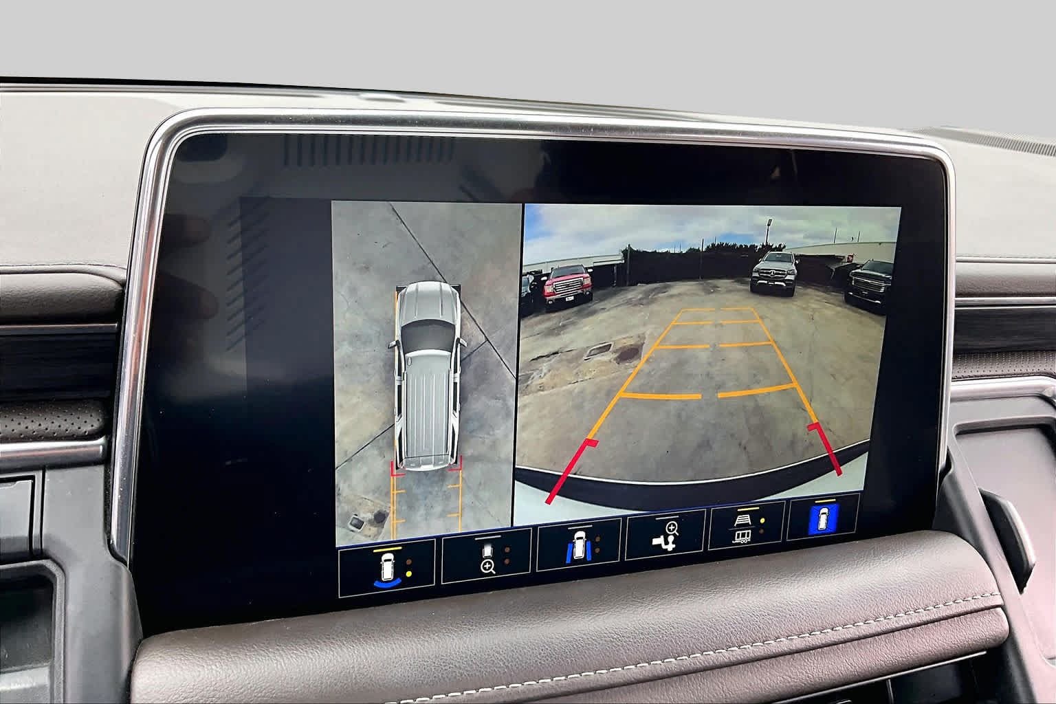 Used 2022 White Frost Tricoat GMC SLT image 27