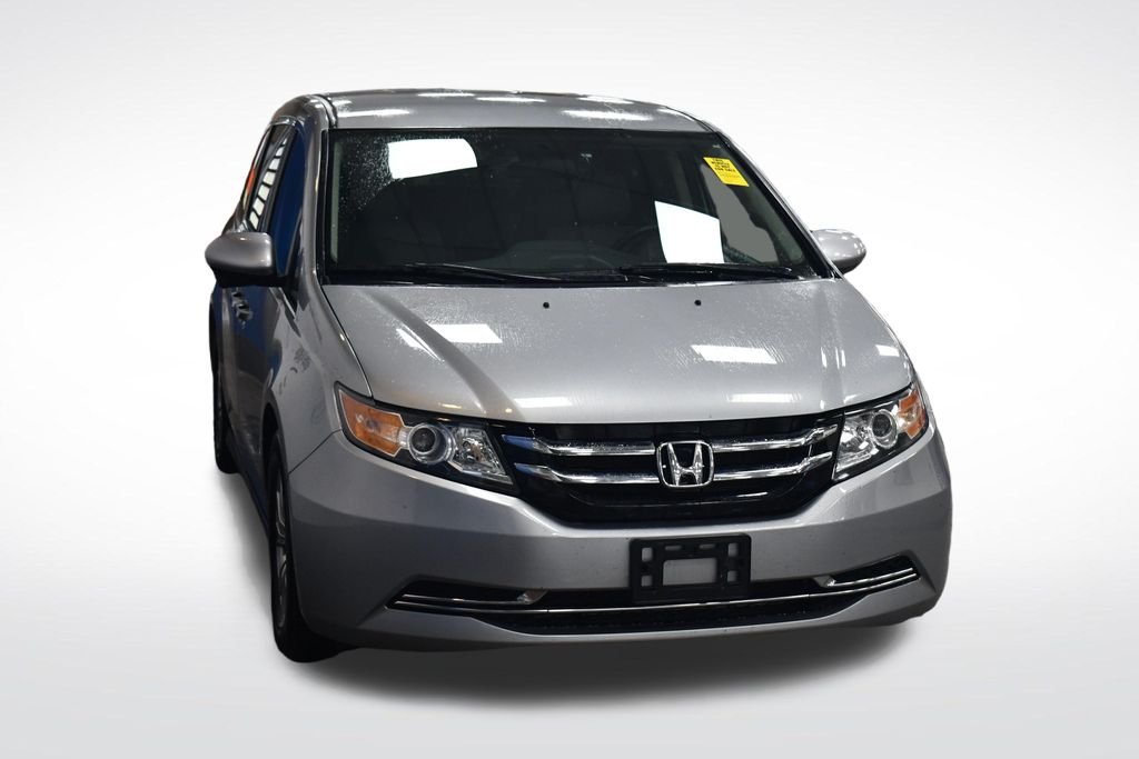 Certified Used 2016 Lunar Silver Metallic Honda SE image 3