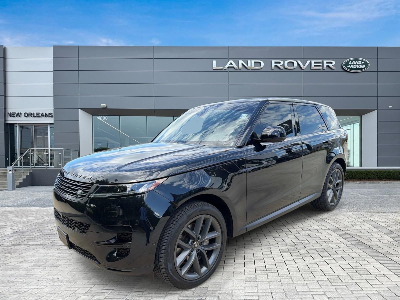 Certified Used 2025 Black Land Rover SE image 1
