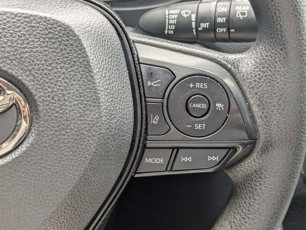 Used 2022 White Toyota XLE image 27