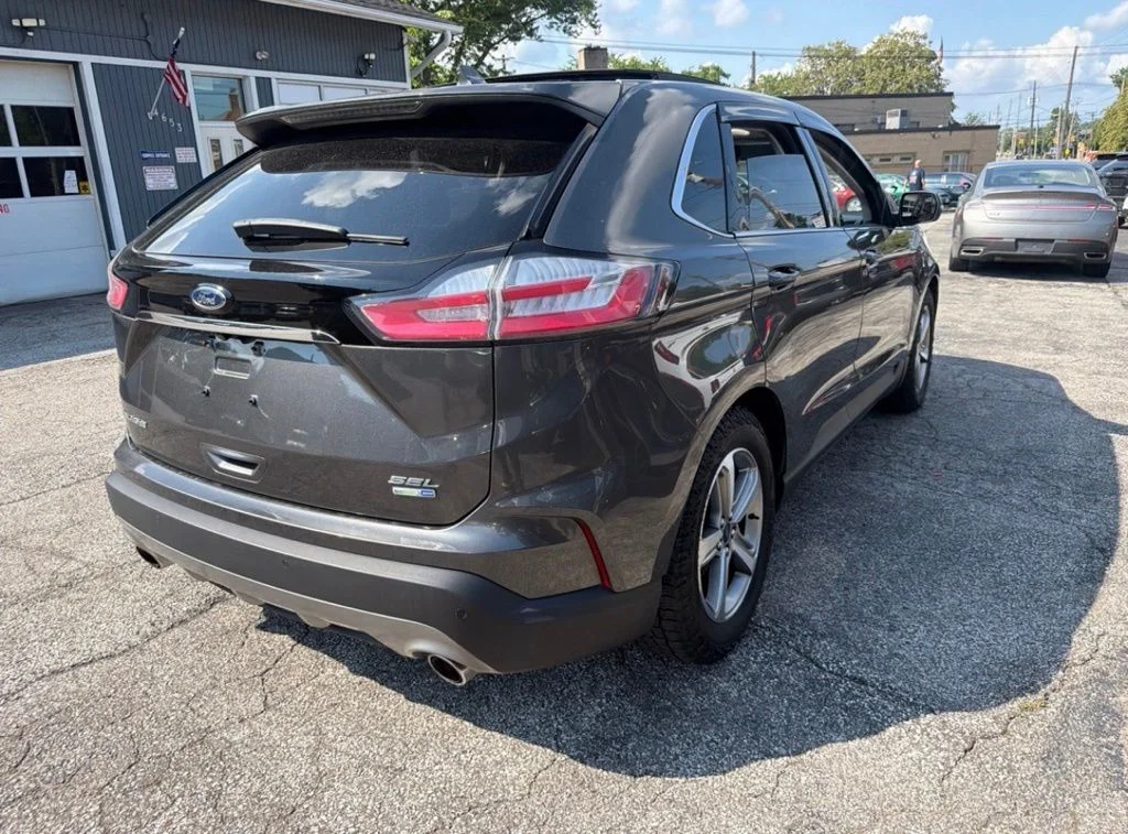 Used 2019 Gray Ford SEL image 6