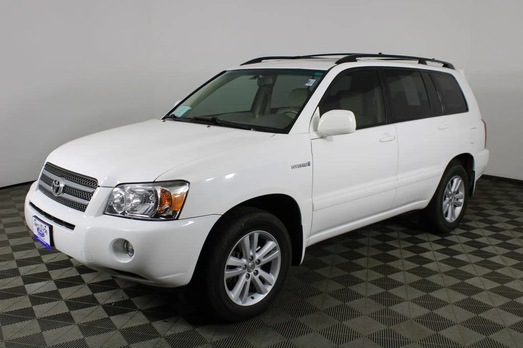 Used 2007 White Toyota V6 image 3
