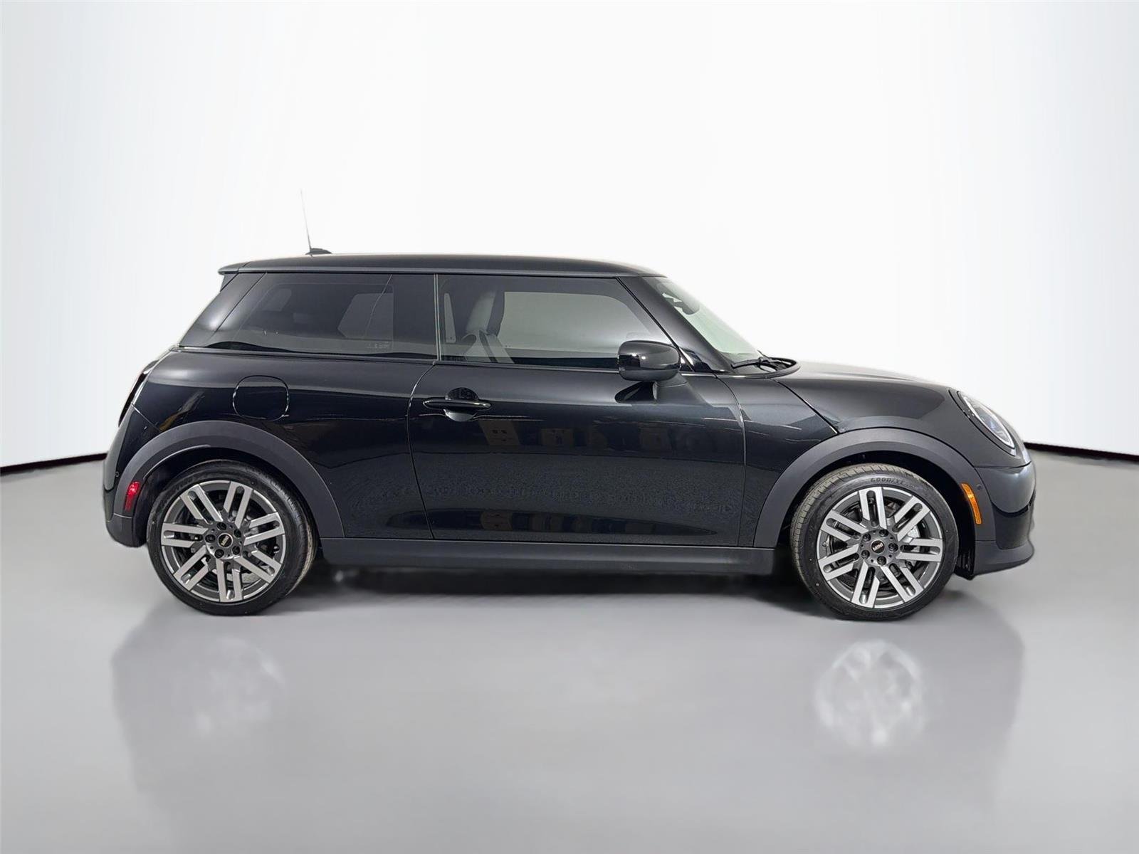 New 2026 Midnight Black II Metallic MINI Signature Plus image 4