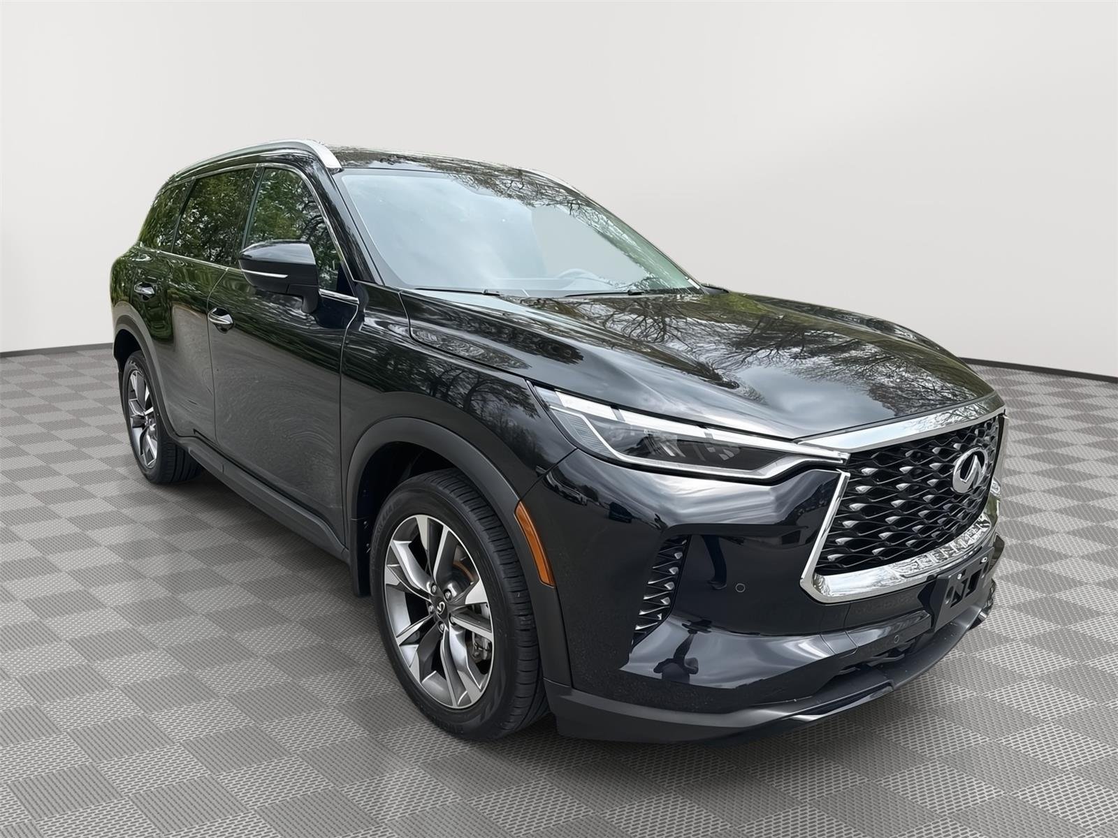 Used 2023 Mineral Black INFINITI LUXE image 4
