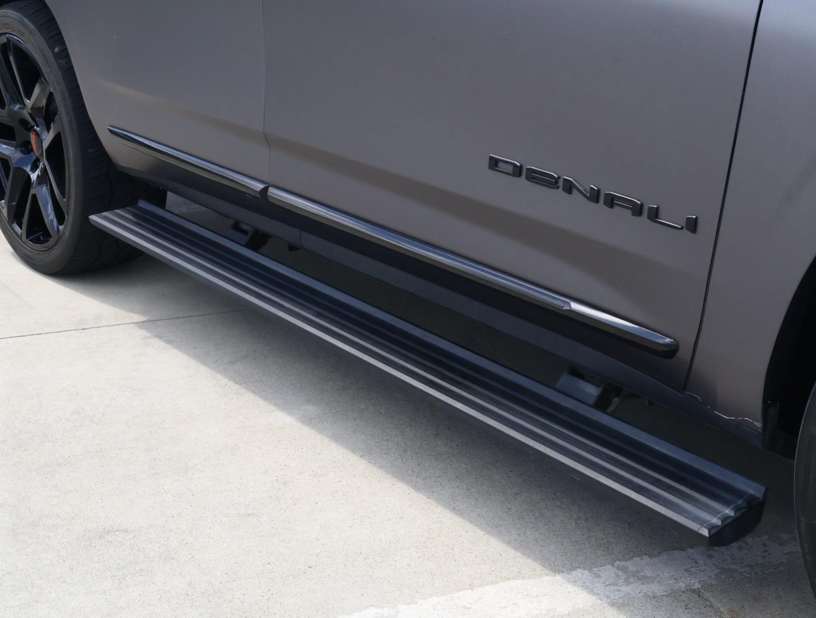 Used 2024 White Frost Tricoat GMC Denali Ultimate image 8