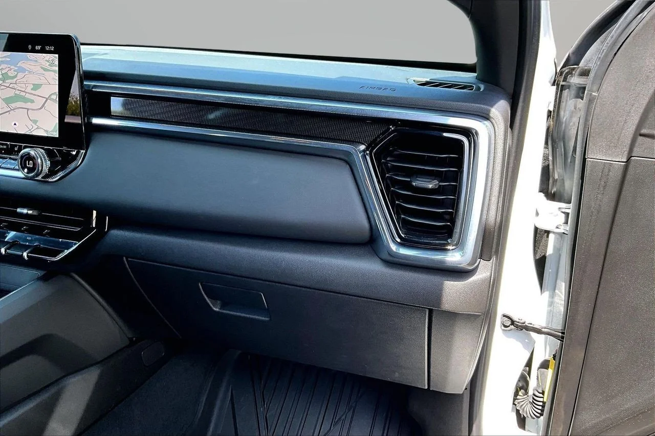 Used 2025 White GMC Elevation image 19