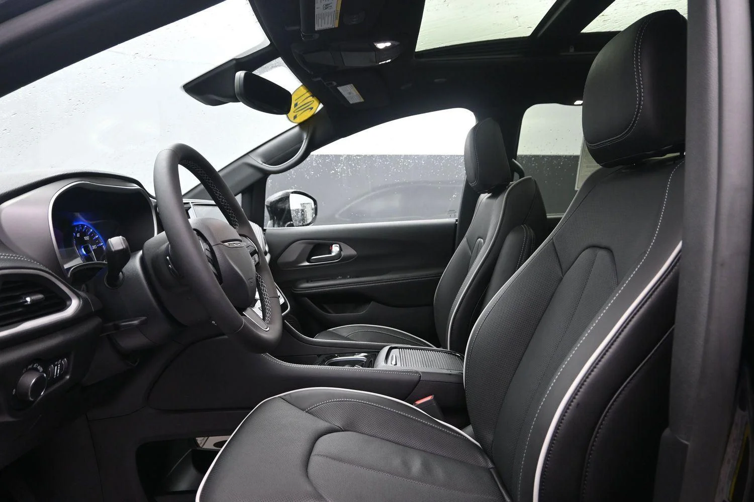 New 2027 Diamond Black Crystal Pearl-Coat Exterior Paint Chrysler Limited image 22