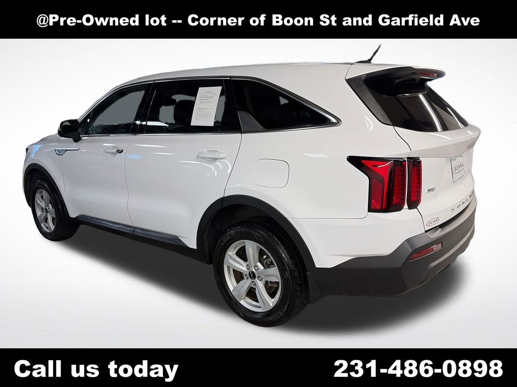 Used 2022 White Kia LX image 3