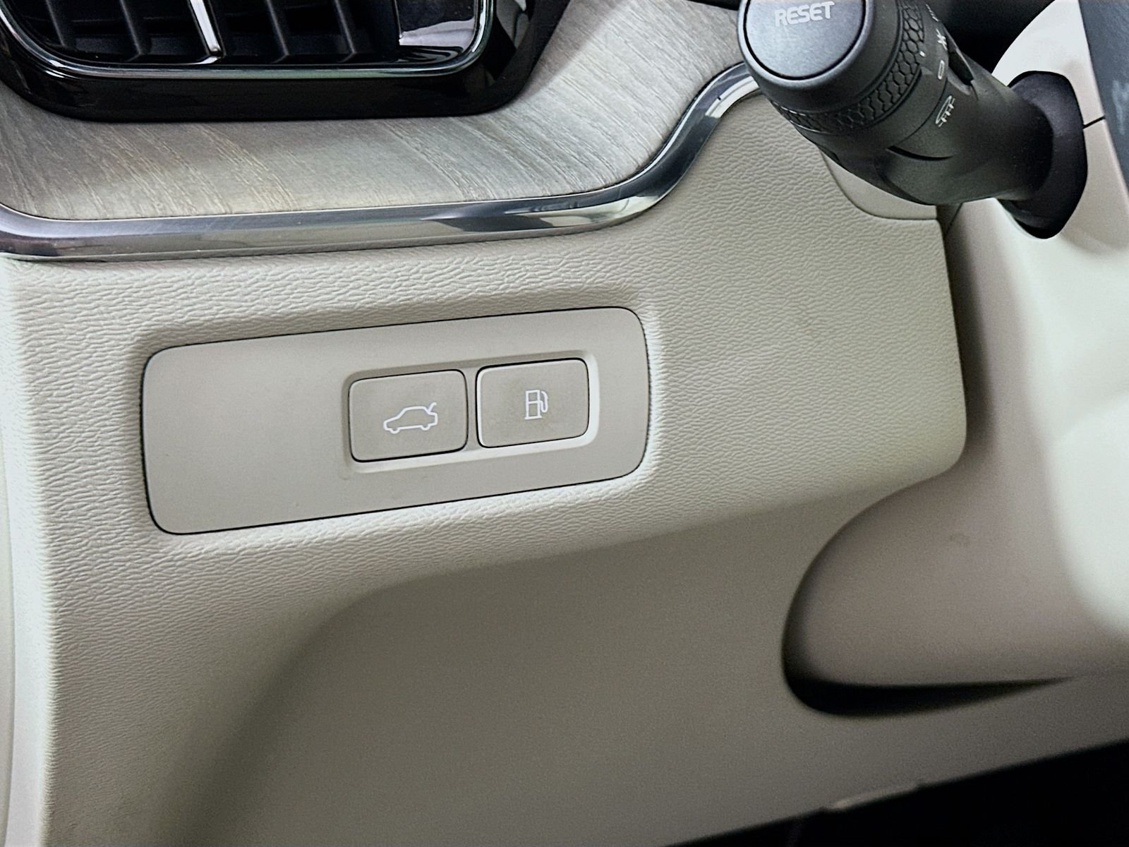 Used 2023 Gray Volvo T8 Plus Dark Theme image 10
