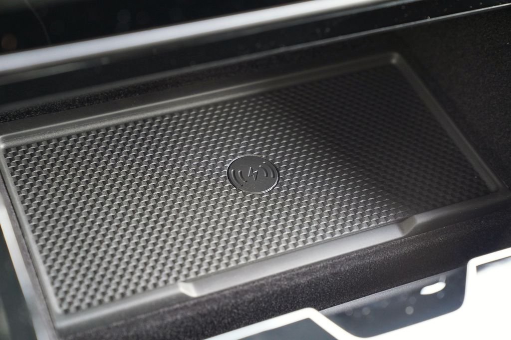 New 2026 Fuji White Land Rover Dynamic SE image 27