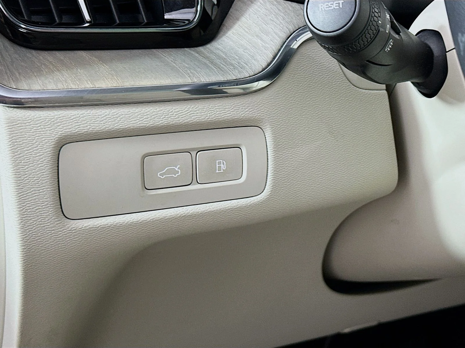 Used 2023 Gray Volvo T8 Plus Dark Theme image 10