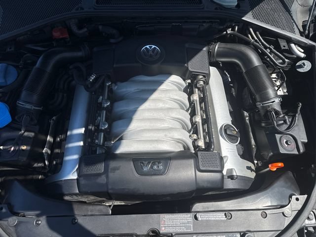 Used 2004 Black Volkswagen V8 image 28