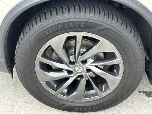 Used 2016 White Nissan SL image 11