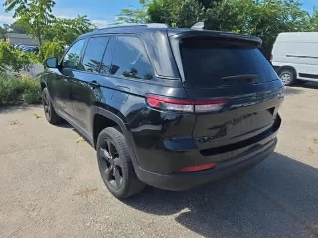 Used 2023 Diamond Black Crystal Pearlcoat Jeep Limited image 3