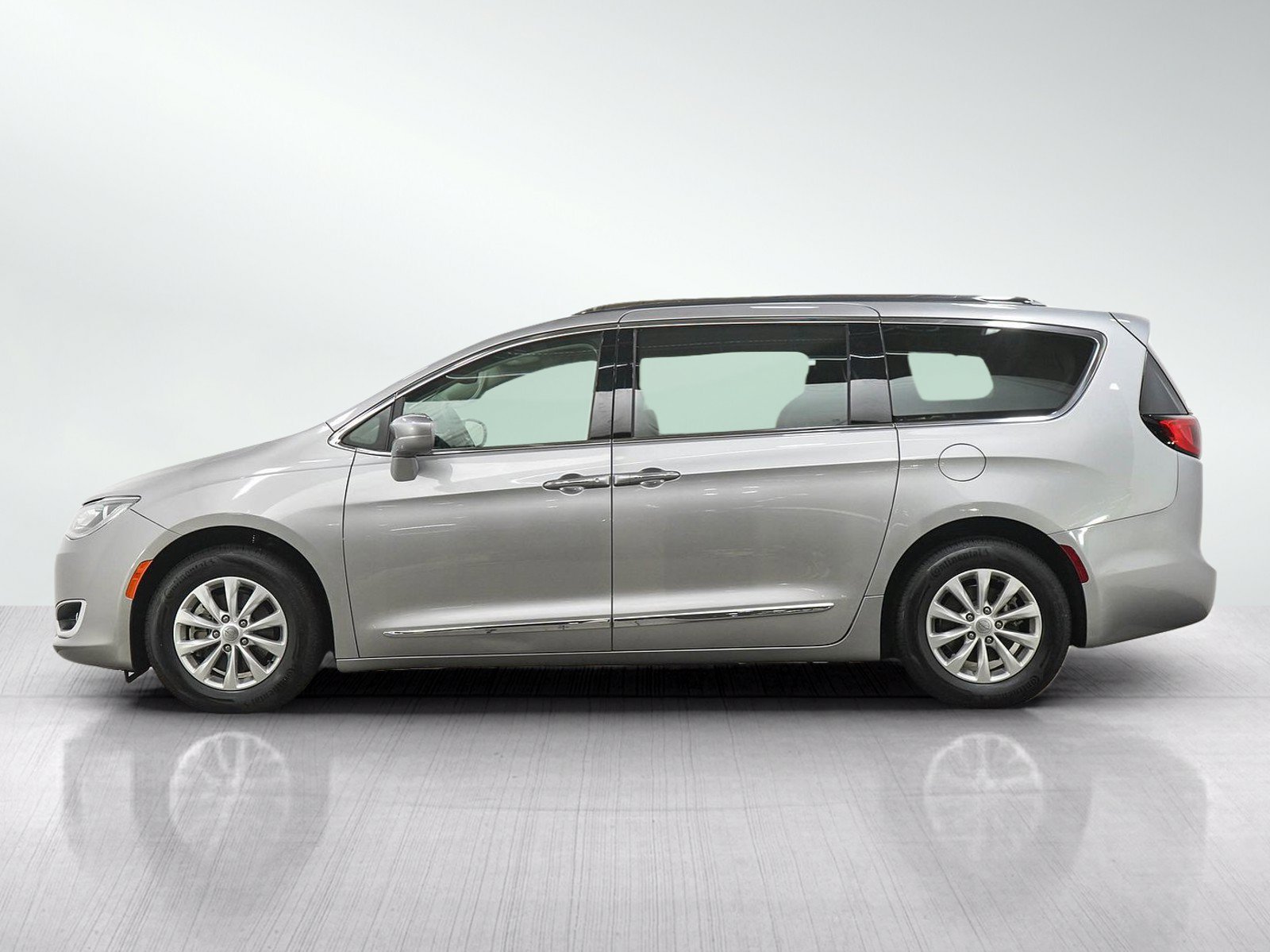 Used 2018 Chrysler Pacifica Touring L with VIN 2C4RC1BG7JR204042 for sale in Minneapolis, Minnesota