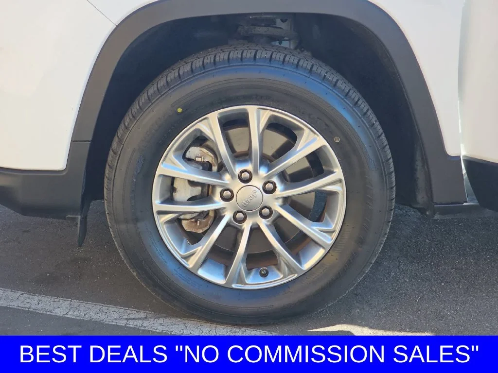 Used 2021 Bright White Clearcoat Jeep Latitude Lux image 35