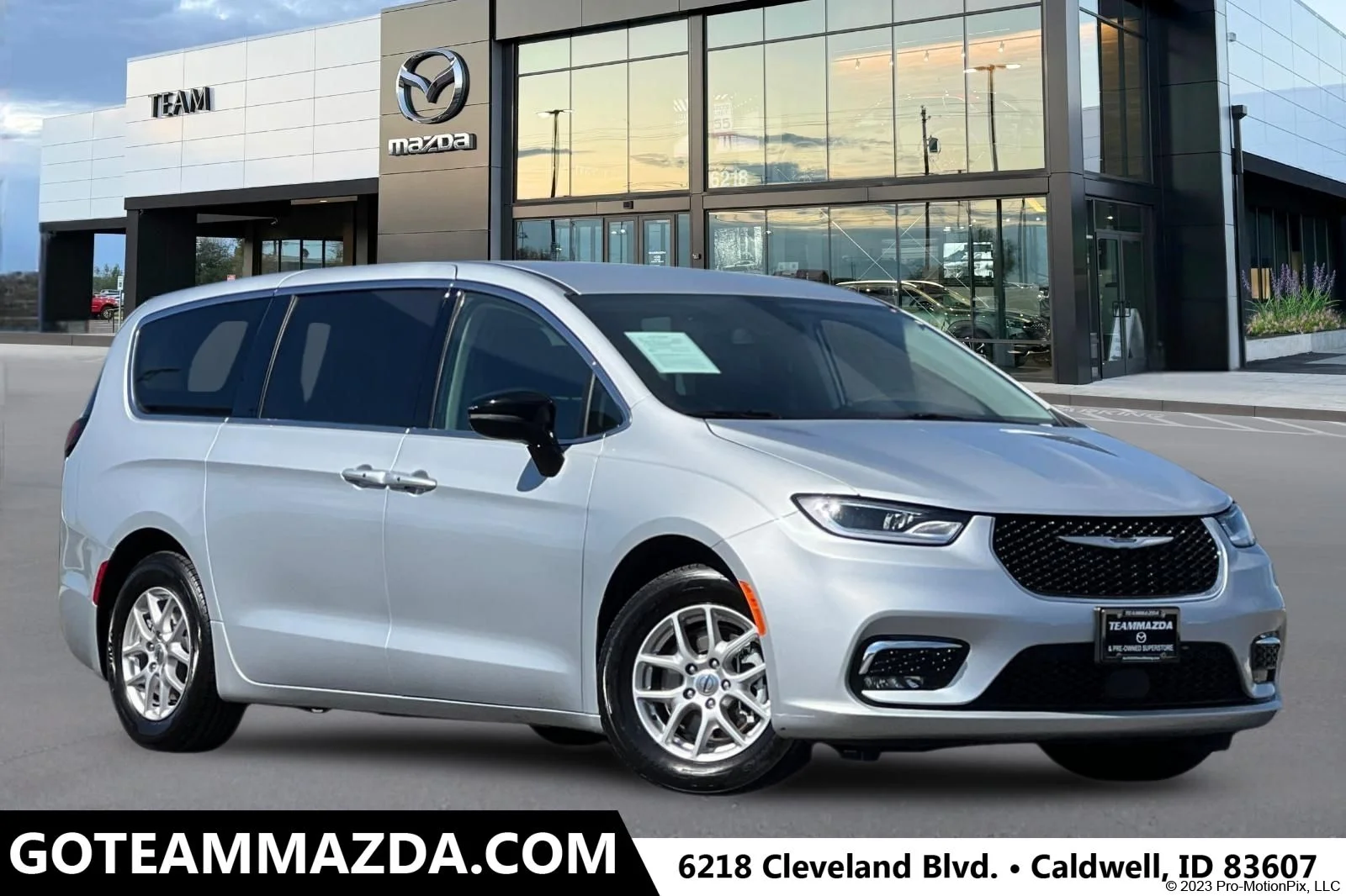 2024 Chrysler Pacifica Touring L's photo