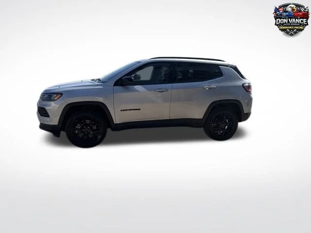 New 2026 Silver Zynith Metallic Clearcoat Jeep Latitude image 2