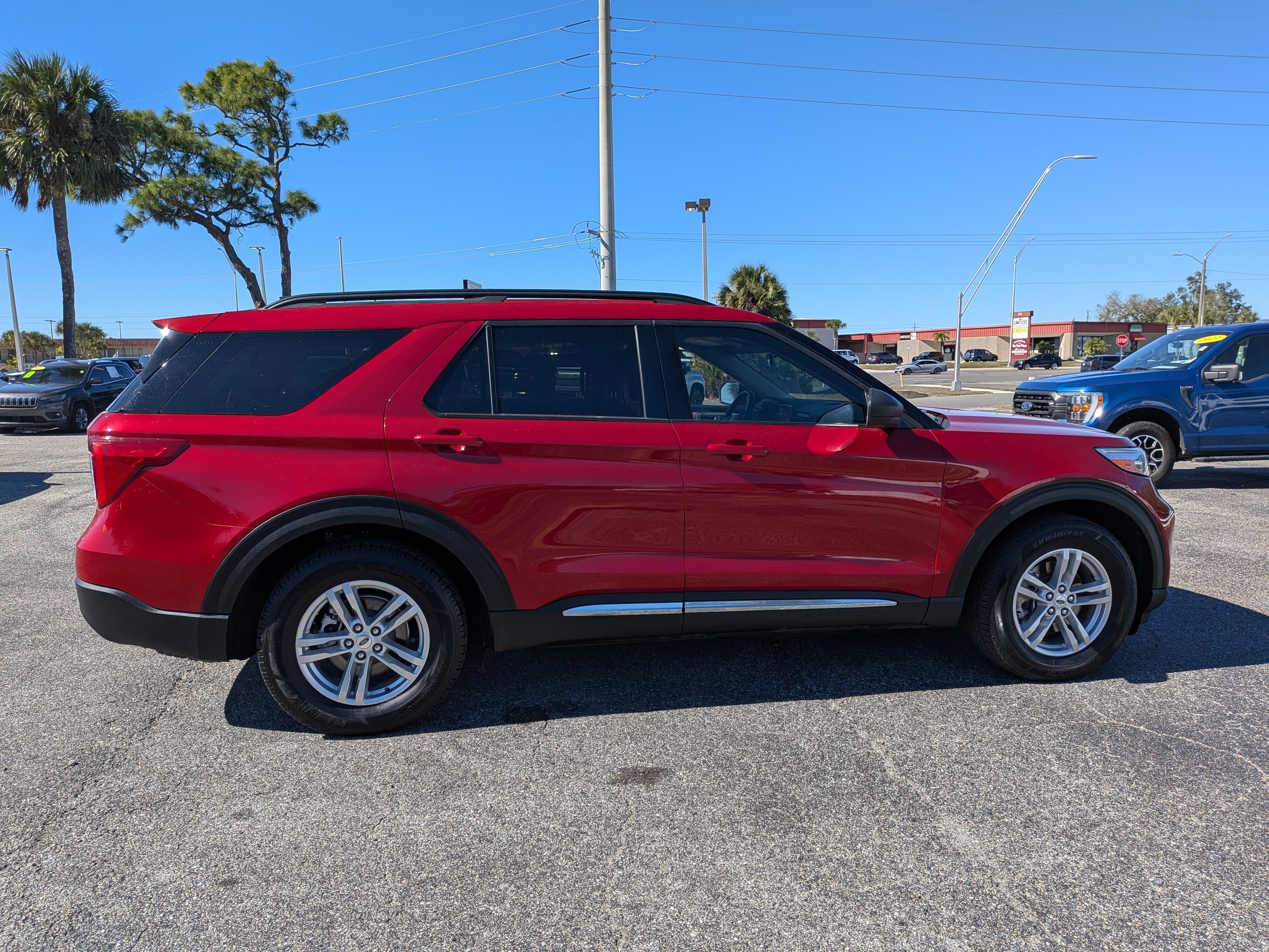 Used 2023 Rapid Red Metallic Tinted Clearcoat Ford XLT image 3