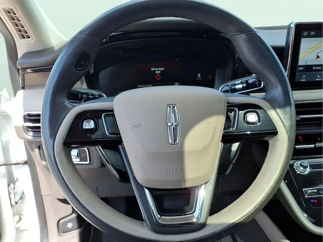 Used 2022 White Lincoln Grand Touring image 17