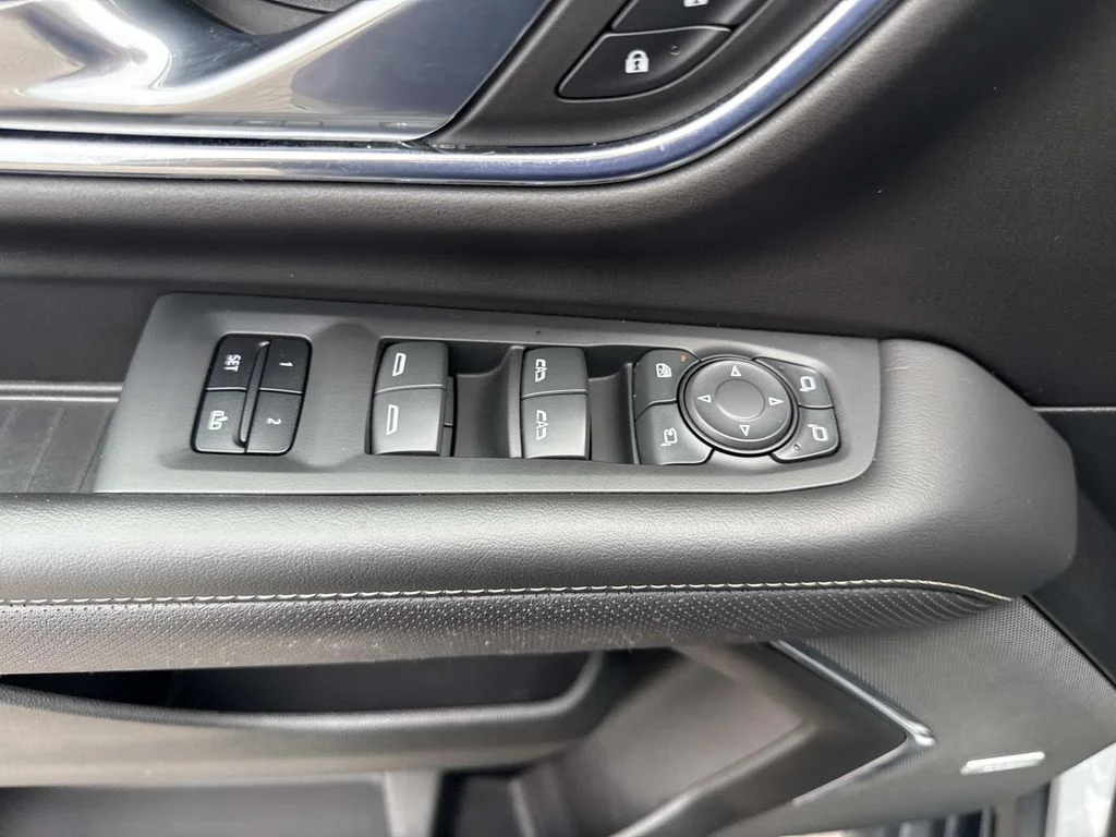 Used 2023 Silver GMC SLT image 17