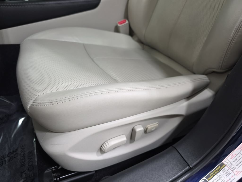 Certified Used 2023 Grand Blue INFINITI LUXE image 26