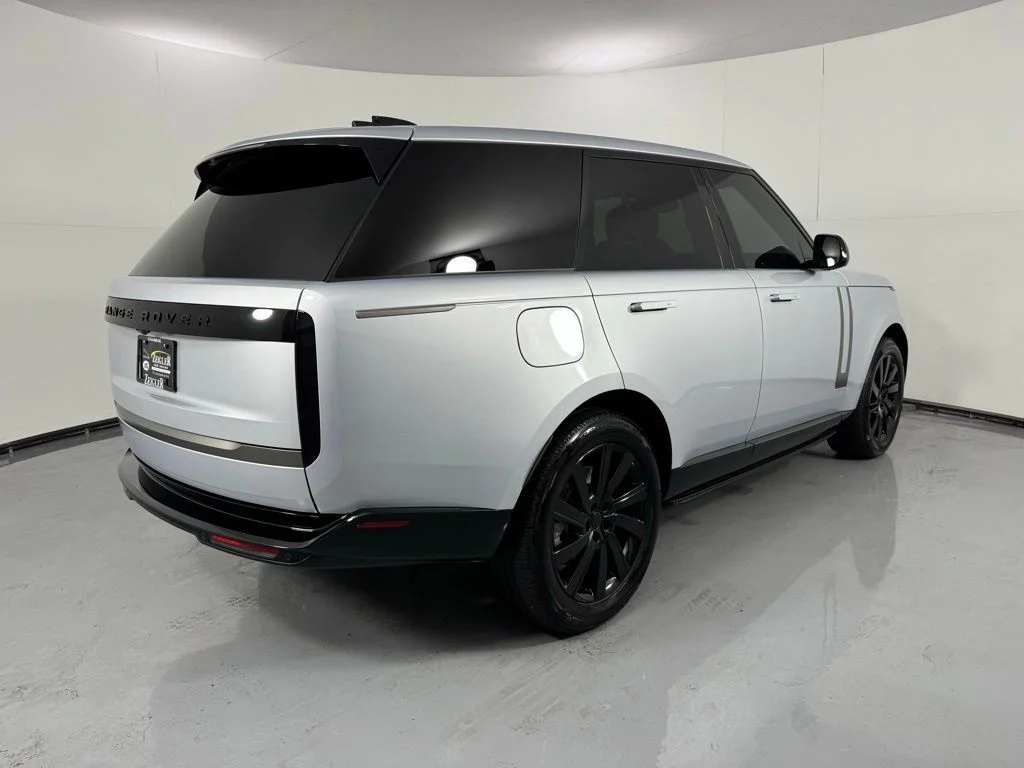 Used 2025 Hakuba Silver Metallic Land Rover SE image 6