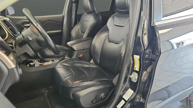 Used 2014 Brilliant Black Crystal Pearlcoat Jeep Limited image 9