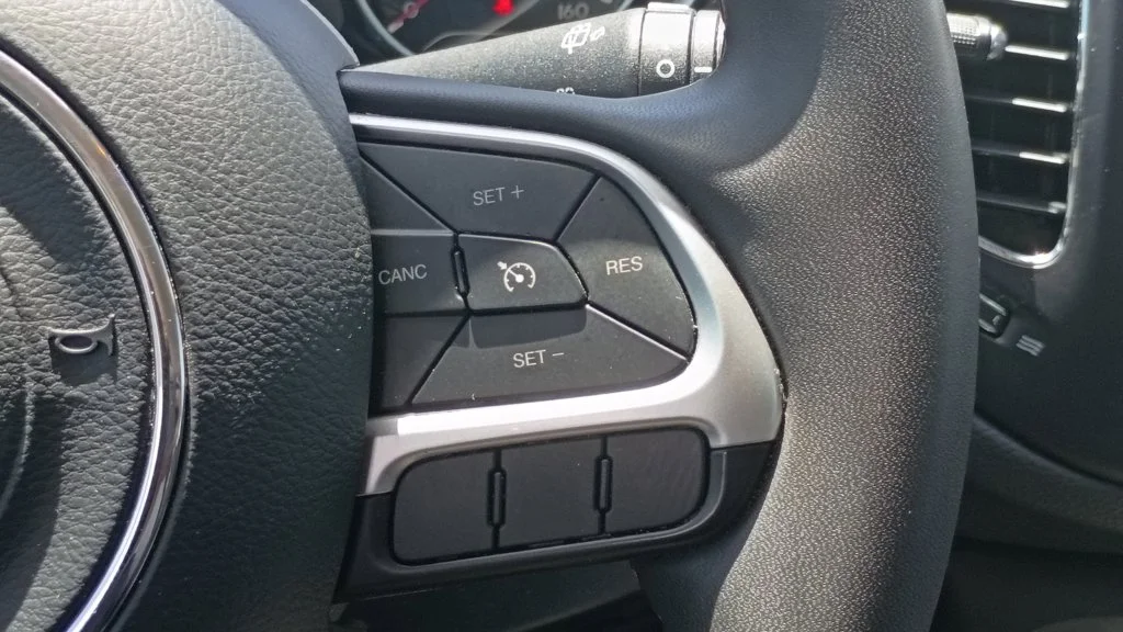 Used 2021 White Jeep Latitude image 27