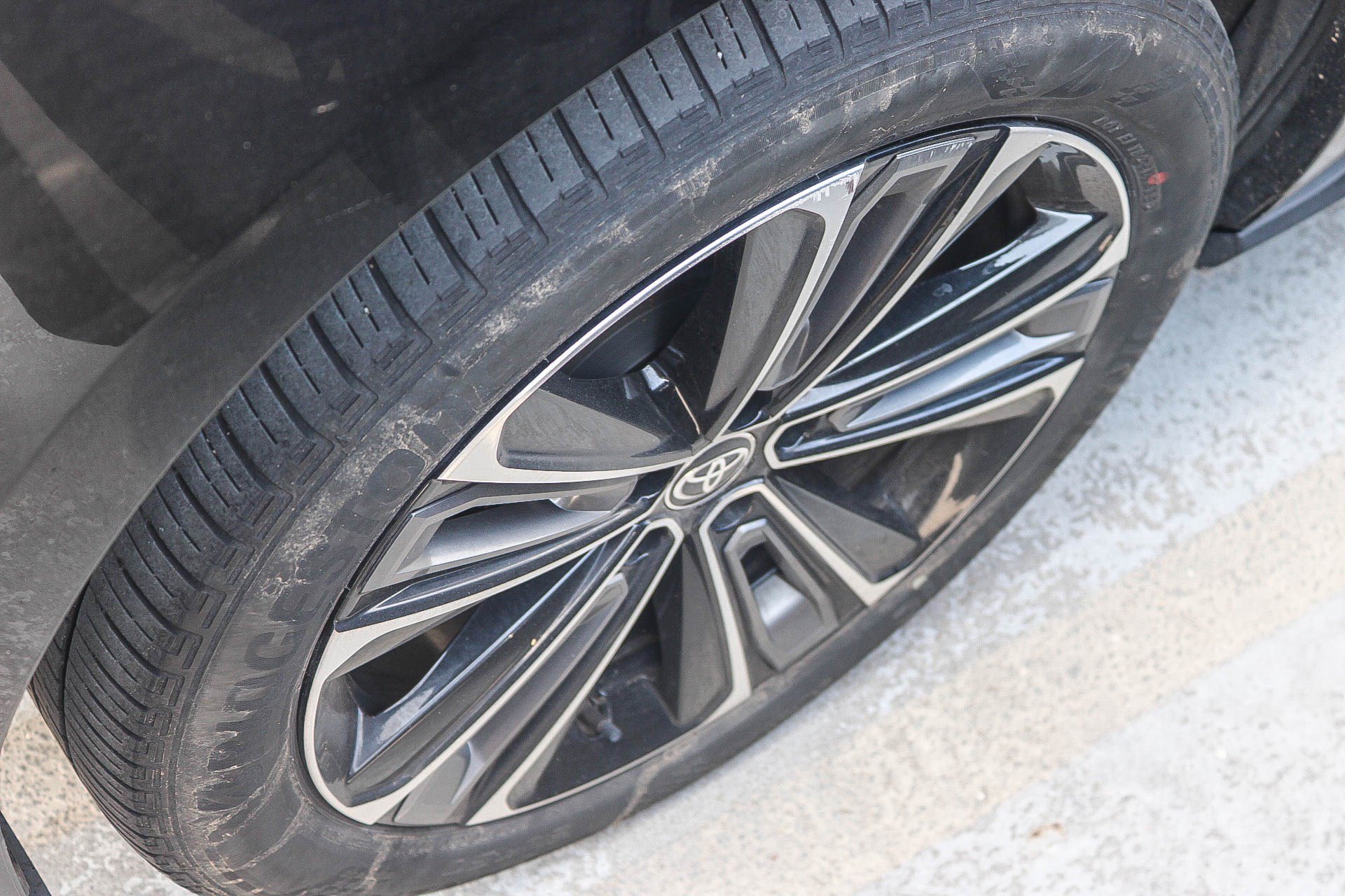 Used 2023 Heavy Metal w/Black Roof Toyota XLE image 15