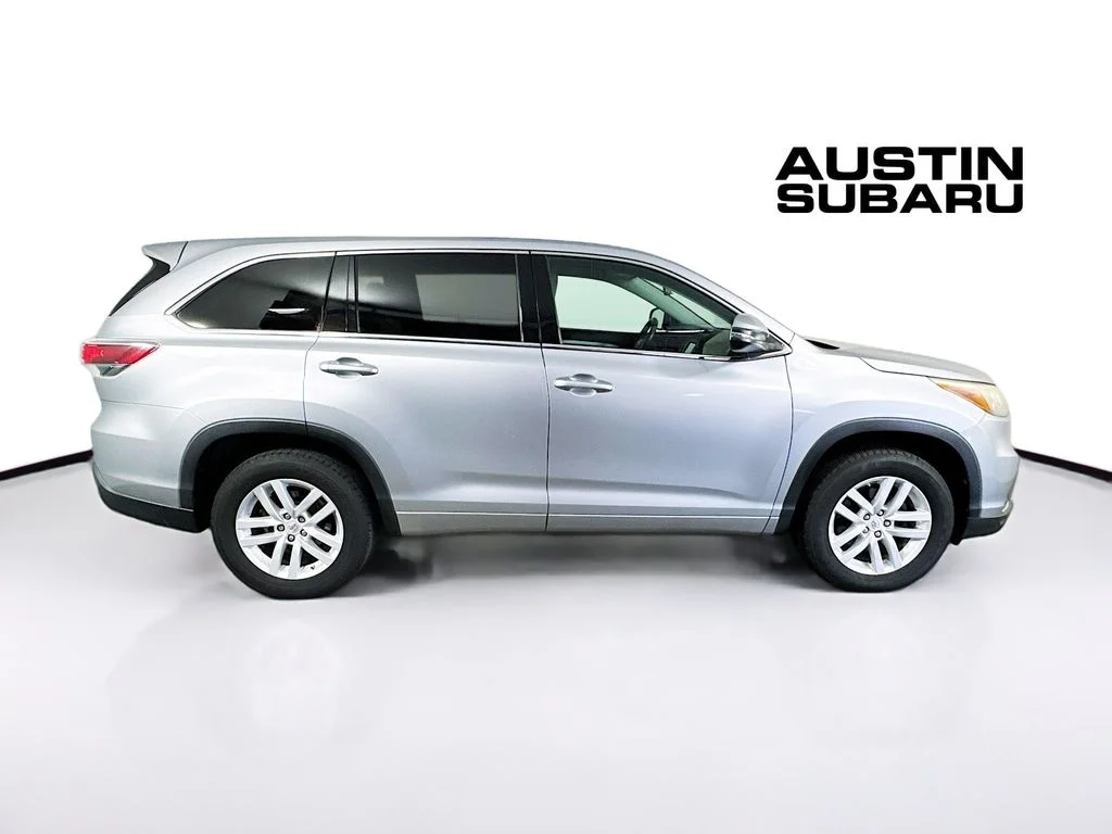 Used 2015 Silver Toyota LE image 8