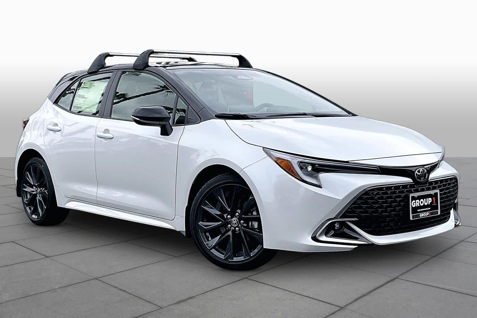 New 2026 Wind Chill Pearl/Midnight Black Metallic Toyota XSE image 2