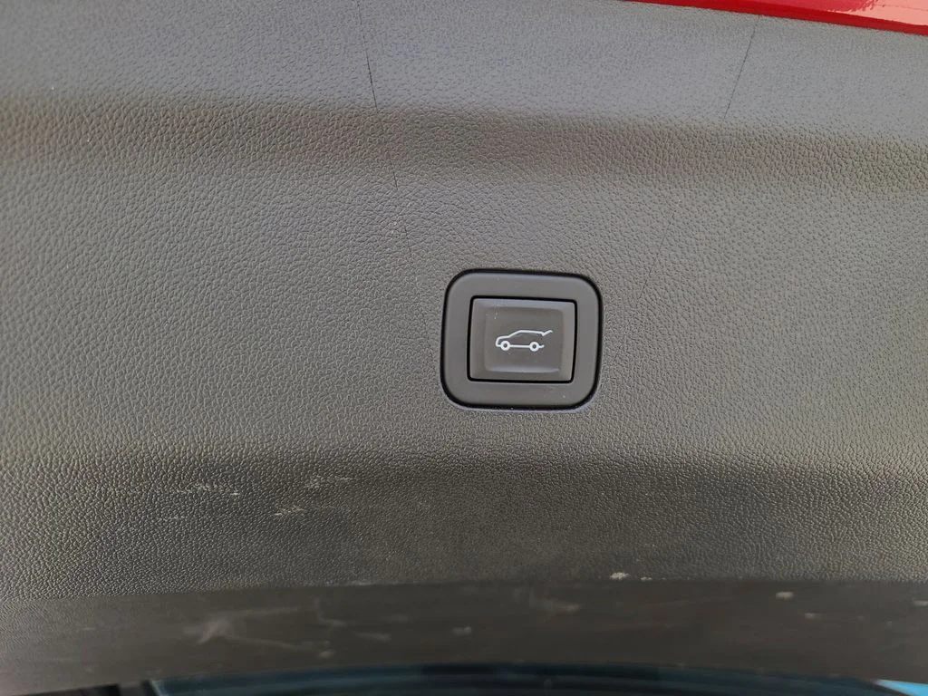 Used 2025 Red Chevrolet Z71 image 17