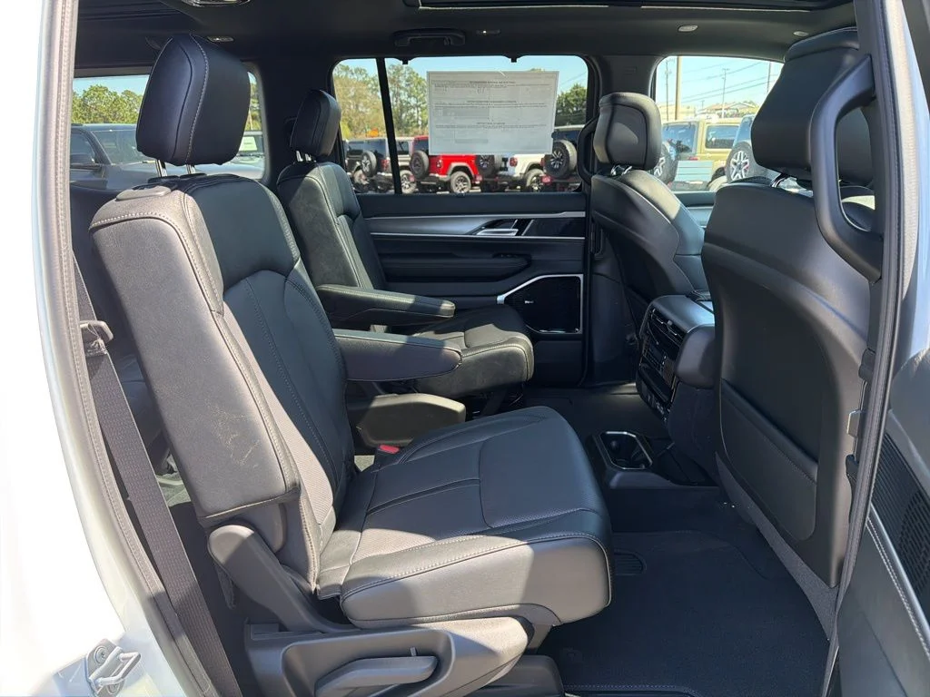 New 2026 Bright White Clear-Coat Exterior Paint Jeep Limited Reserve image 23