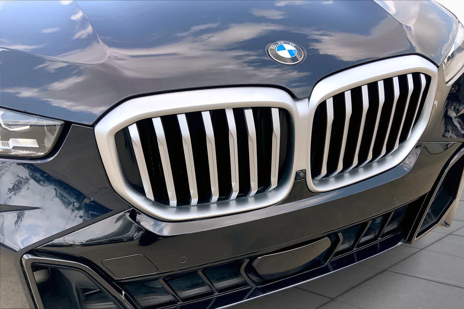Used 2025 Carbon Black Metallic BMW sDrive40i image 29