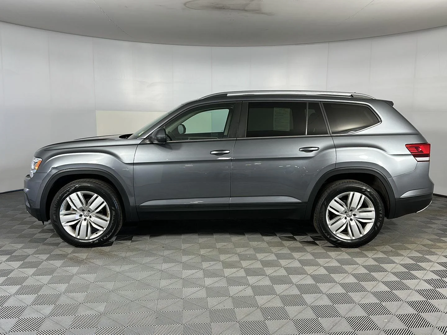 Used 2019 Platinum Gray Metallic Volkswagen 3.6L V6 SE image 4