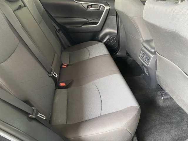 2025 Toyota RAV4 XLE - Photo 12