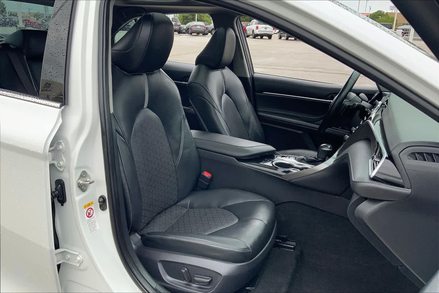 Used 2018 Wind Chill Pearl Toyota XSE V6 image 8