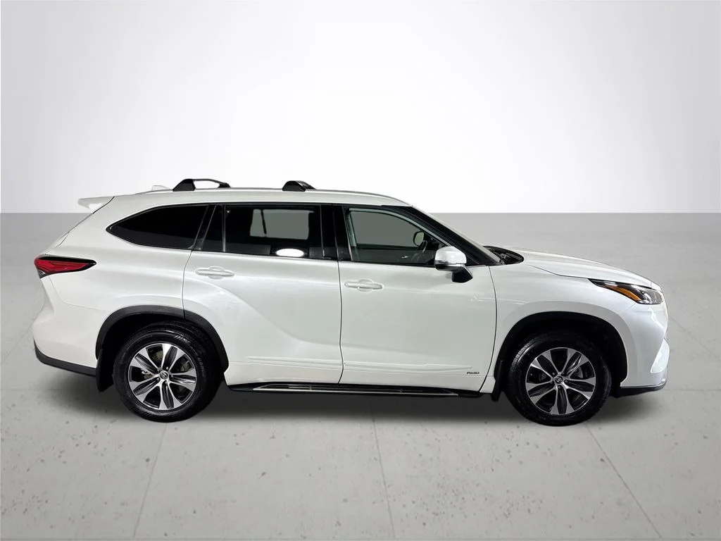 Used 2022 Beige Toyota XLE image 5