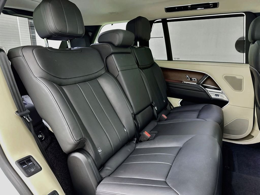 Used 2024 White Land Rover SE image 28