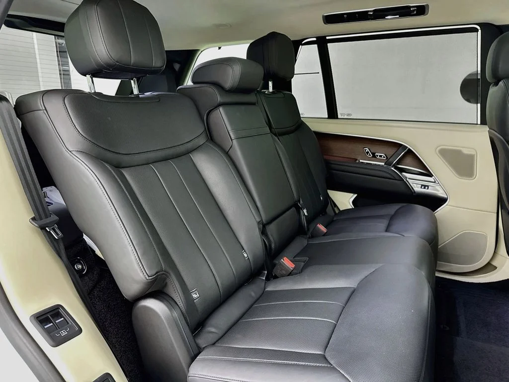 Used 2024 White Land Rover SE image 28
