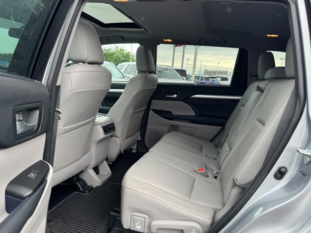 Used 2014 Silver Toyota XLE V6 image 10