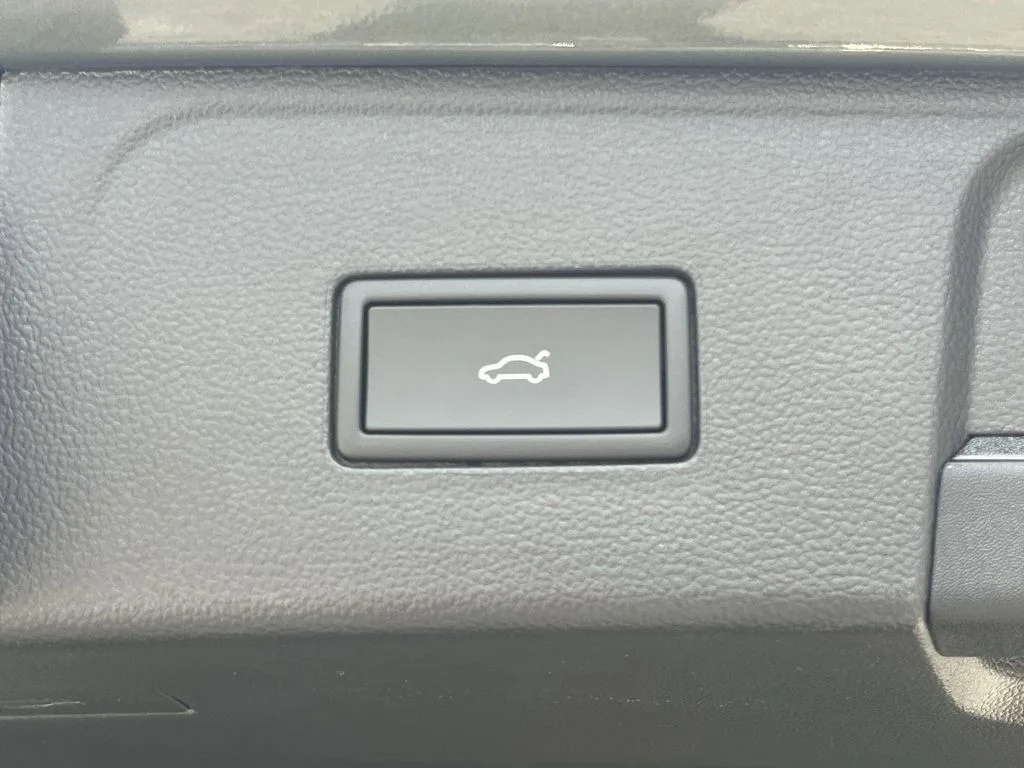 New 2026 Green Volkswagen 2.0T SE w/Technology image 10