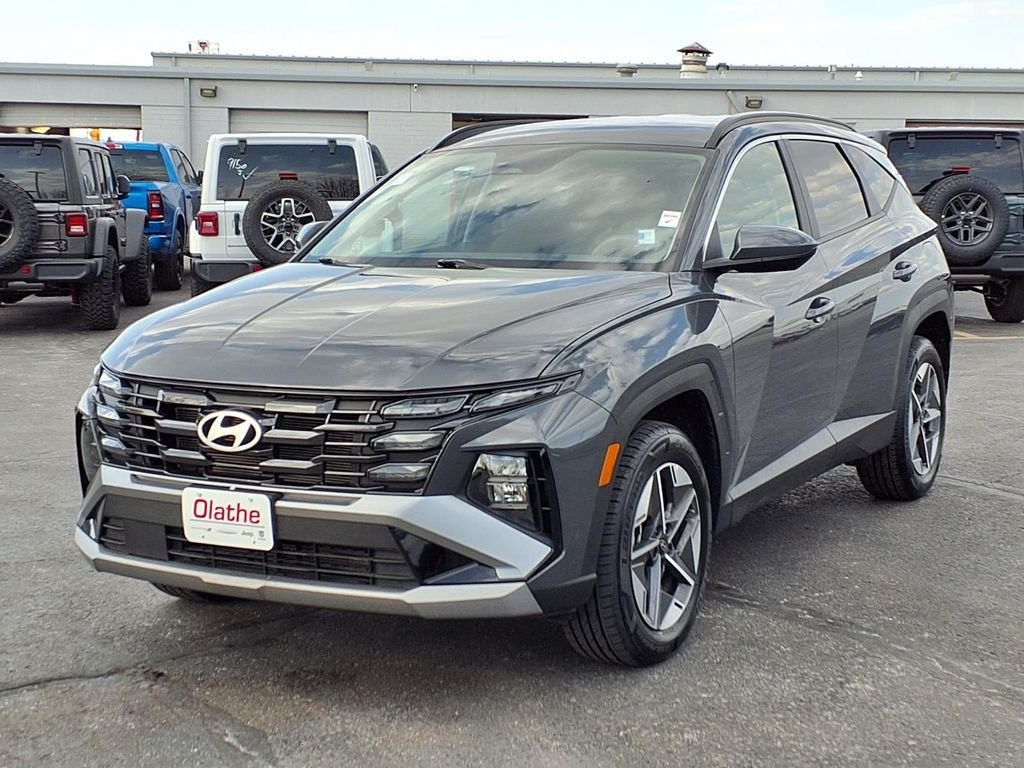 Used 2025 Hyundai Tucson SEL with VIN 5NMJBCDE6SH477430 for sale in Kansas City