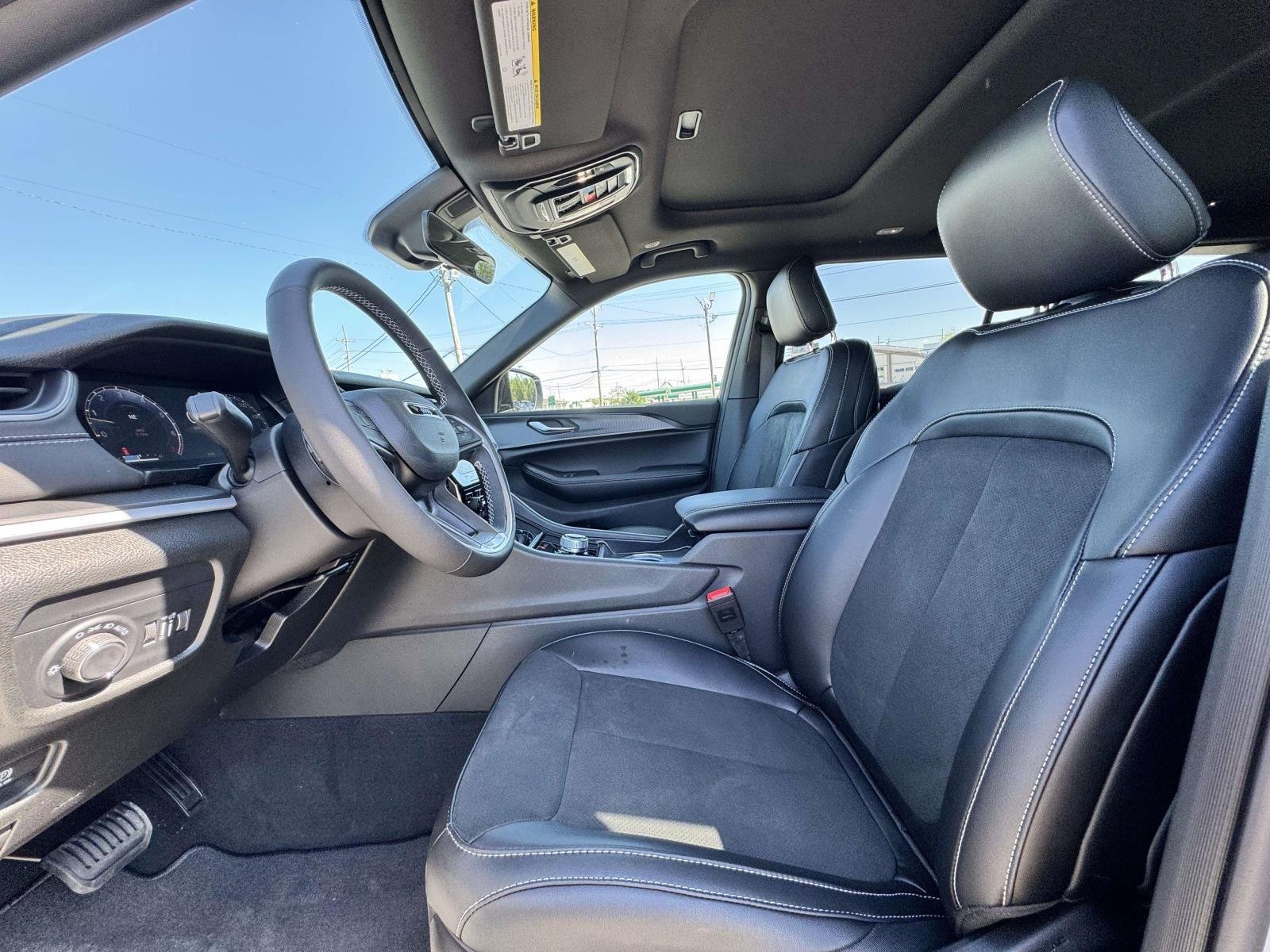 New 2025 Silver Zynith Exterior Paint Jeep Altitude X image 19