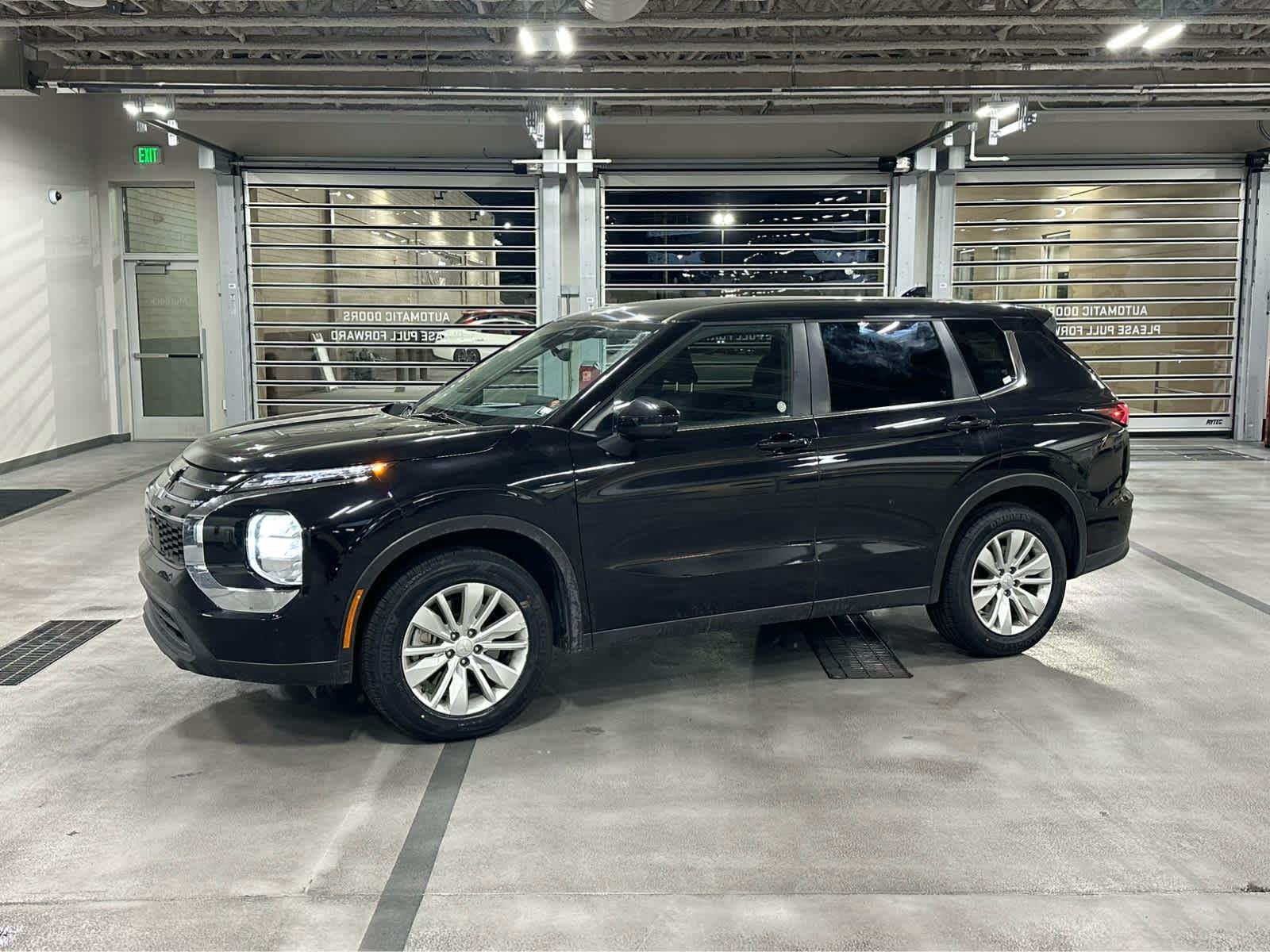 2025 Mitsubishi Outlander ES S-AWC's photo