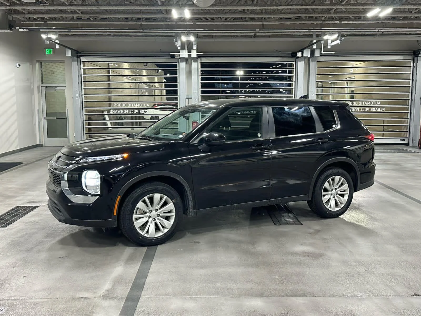2025 Mitsubishi Outlander ES S-AWC's photo