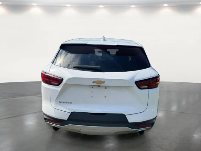 Used 2025 White Chevrolet LT image 18